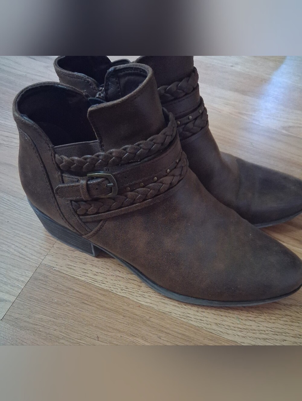 Women’s Baretraps Brown Braided Strap Ankle Boots Size 9.5 - Picture 2 of 6